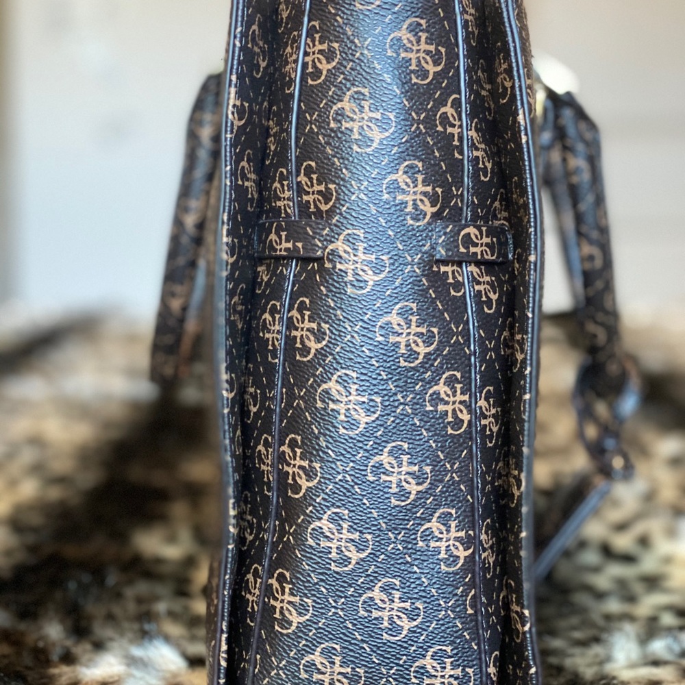 ✨NEW! Guess Signature Handbag!✨ - Picture 6 of 7